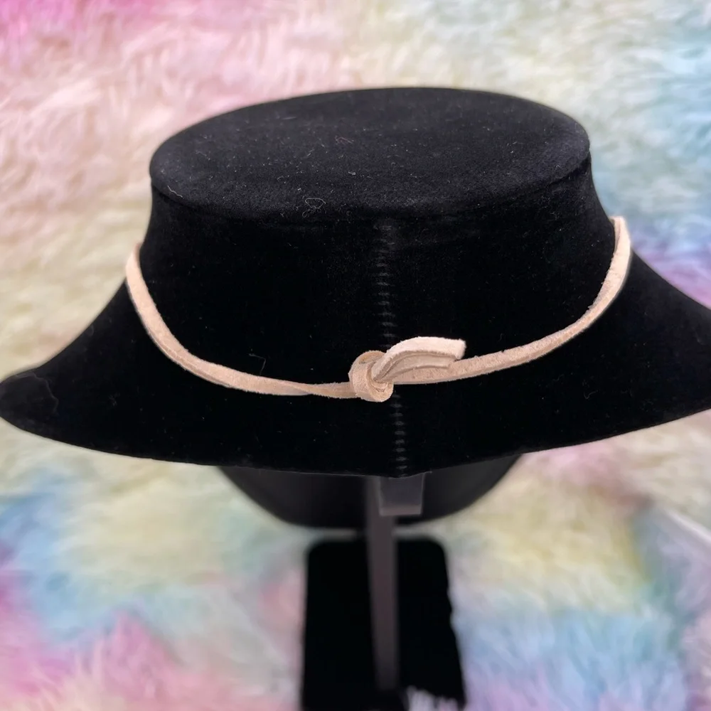 ➷ 5/$25 Hammered Metal Statement Piece on Leather Cord - Picture 3 of 3